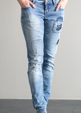 Женские голубые джинсы с заниженной талией с потертостями