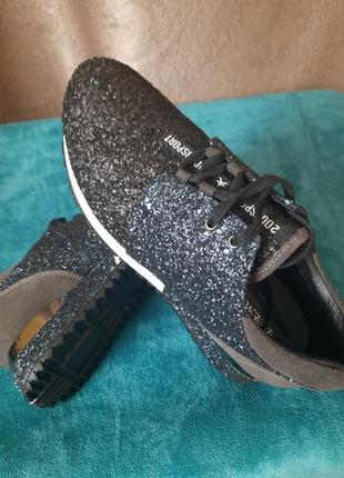 Кросівки жіночі