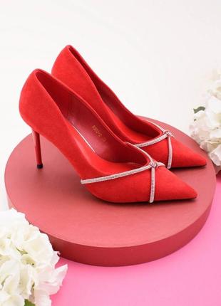Стильные красные замшевые туфли лодочки на шпильке классические со стразами камнями