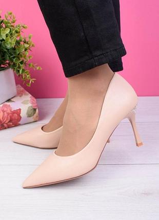 Стильні бежеві туфлі човники на шпильці класичні весільні з камінням
