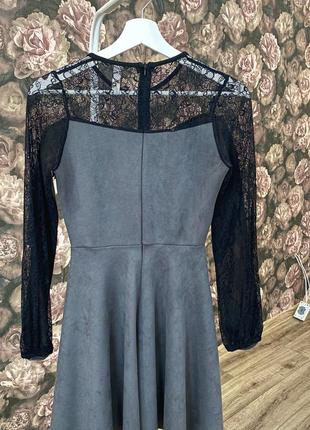 Коктейльное платье серое замшевое с ажурными вставками6 фото