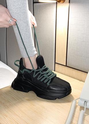 Моднячие женские кроссовки с зелеными шнурками1 фото