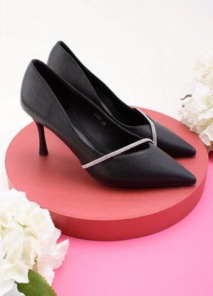 Стильні чорні класичні туфлі на шпильці класичні зі стразами1 фото