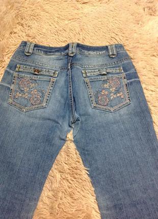Класні фірмові джинси з вишивкою на кишенях
