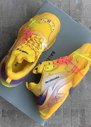 Крутые кроссовки triple s clear sole