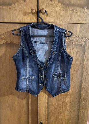 Джинсовая жилетка
