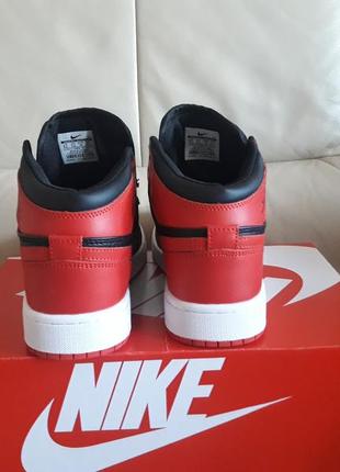 Жіночі кросівки jordan 1 black metallic gold size 1 retro чорні з червоним7 фото