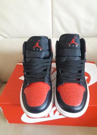 Жіночі кросівки jordan 1 black metallic gold size 1 retro чорні з червоним2 фото