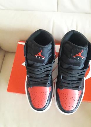 Жіночі кросівки jordan 1 black metallic gold size 1 retro чорні з червоним3 фото