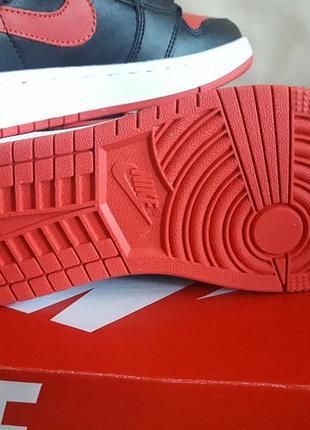 Жіночі кросівки jordan 1 black metallic gold size 1 retro чорні з червоним5 фото