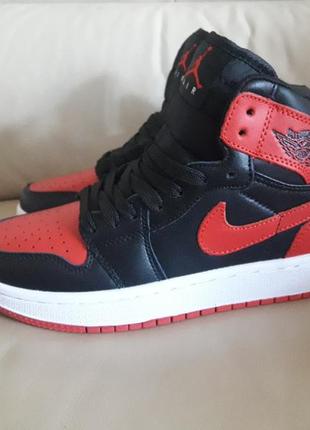 Жіночі кросівки jordan 1 black metallic gold size 1 retro чорні з червоним8 фото