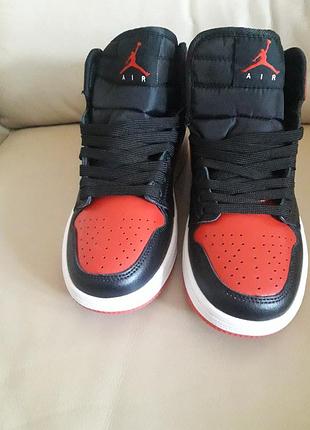 Жіночі кросівки jordan 1 black metallic gold size 1 retro чорні з червоним9 фото