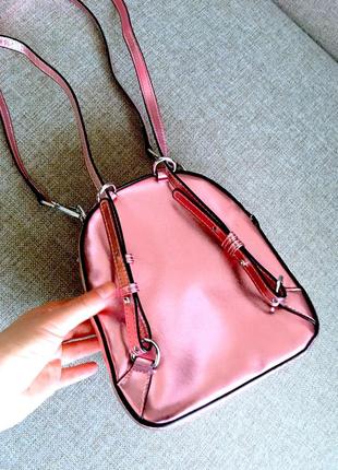 Сумка-рюкзак кожаный трансформер, с металлическими заклепками, цвет розово-серебристый8 фото
