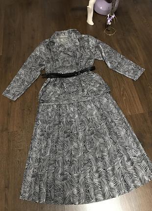 Легкий костюм с геометрическим принтом