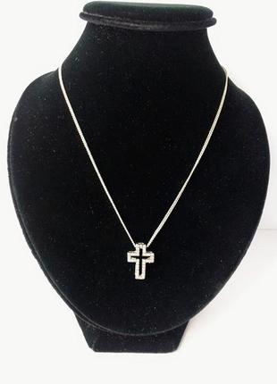 Подвеска крестик с камнями на белой цепочке.