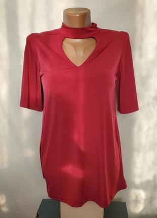 Блузка з цікавими вирізами вишневого кольору