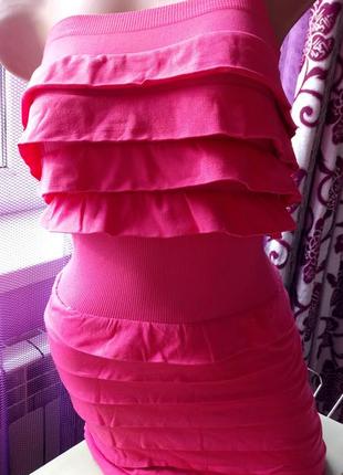 Розовое платье с рюшами1 фото