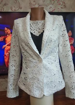 Шикарный ажурный пиджак ,вышивка, перфорация.