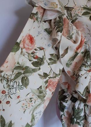 Блуза zara с рюшами в цветочный принт (размер 40)5 фото