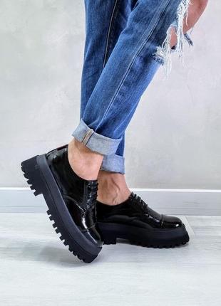 Лакові туфлі броги