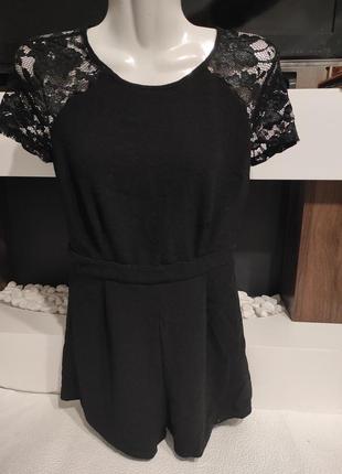 Брендовый, стильный комбинезон с шортами, со вставкой гипюра-кружева