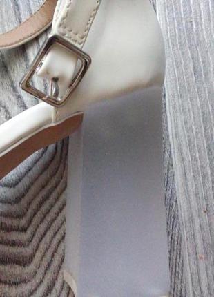 Туфли на устойчивом прозрачном матовом каблуке итальянского бренда5 фото
