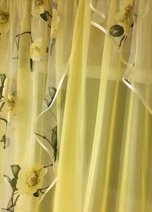 Тюль на кухню жовтого кольору з квітами5 фото