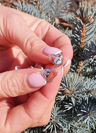 Серебняные пусеты сердце с бриллиантами