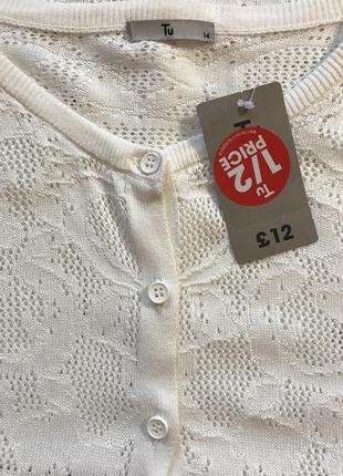 Очень красивая и стильная брендовая кофточка белого цвета...100% вискоза.