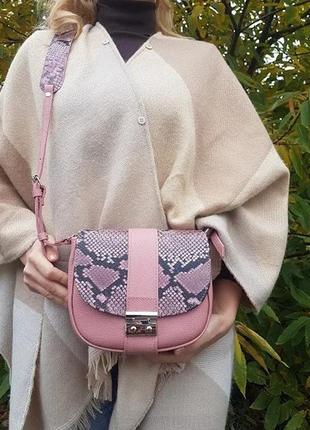 Кожаная сумка-кроссбоди со змеиный принтом, натуральная кожа розовая