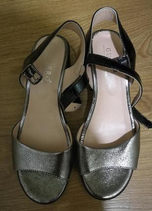 Отличные кожаные босоножки