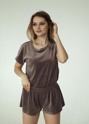 Женская плюшевая пижама. шорты и футболка. мокко.