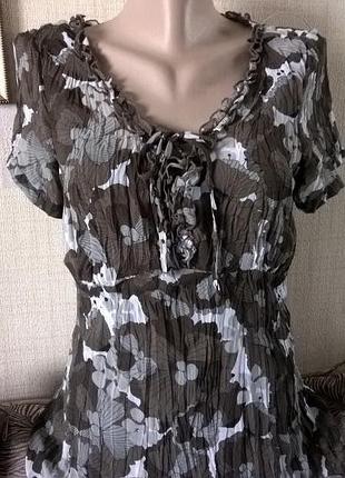 Симпатична блуза, напівпрозора, всередині пришита майка