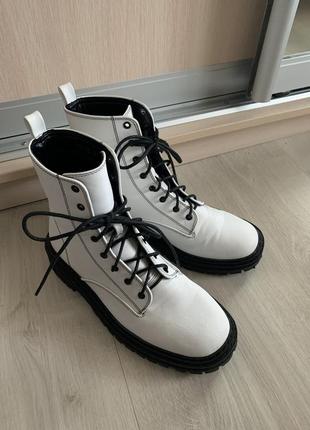 Белые ботинки на плоской массивной подошве и шнуровке raid vinita5 фото