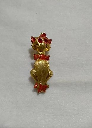 Котик. брошка у золотому кольорі