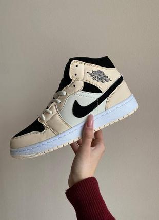 Женские кроссовки nike air jordan 1 retro black/white/beige