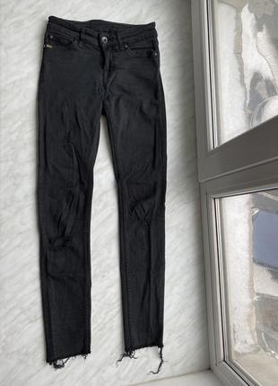 Чёрные стрейч скинни рваные джинсы необработанный низ размер 25/32 по фигуре