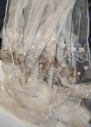 Богатая штора, гардина с вышивкой и цветами