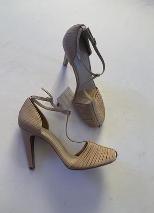 Красиві жіночі бежеві босоніжки