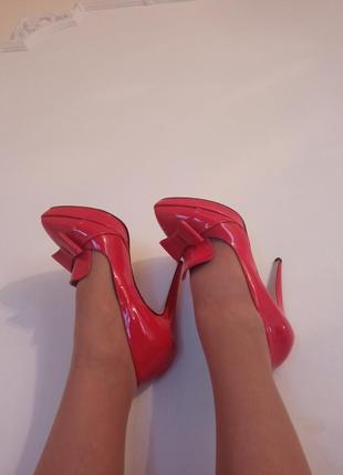 Италия красные лаковые туфли loretti обмен.1 фото