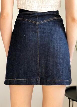 Темно синяя джинсовая юбка на пуговицах и высокой посадке 1+1=35 фото