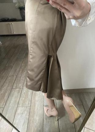 Коричневая юбка с шлейфом классика в офис стоасная юбка ниже колена4 фото