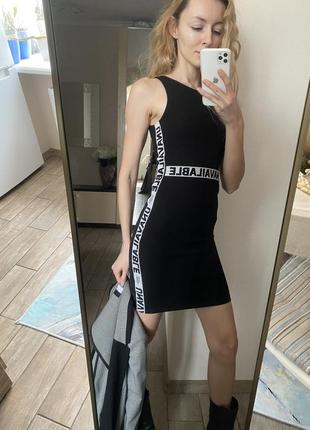 Облегающее h&m чёрное платье короткое мини с надписями2 фото
