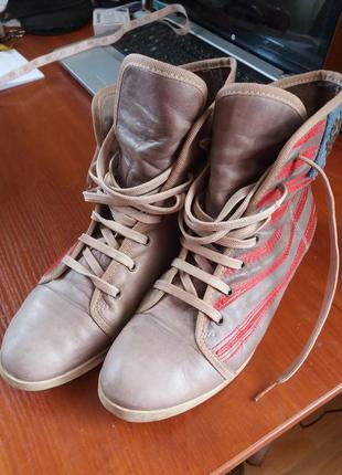 Кросівки жіночі