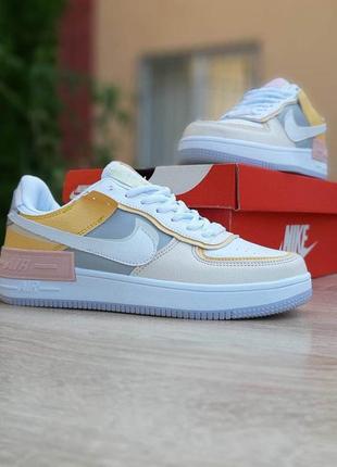 Жіночі кросівки nike air force 1 shadow (білі з бежевим і сірим)6 фото