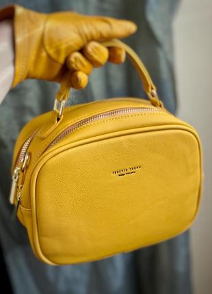 Сумка-чемоданчик желтого цвета2 фото