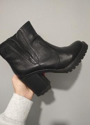 Чорні чорні ботыльйоны кожзам