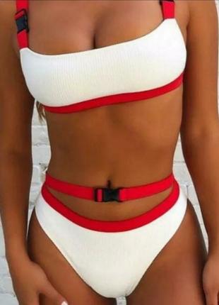 Эффектный купальник с контрастной отделкой