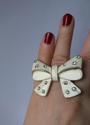 Об'ємне кільце бант. лаковане з камушкми.