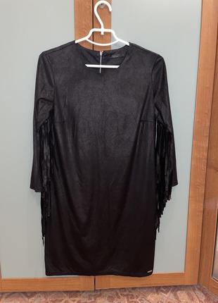 Чорне плаття з бахромою